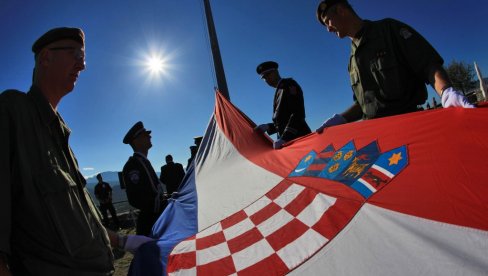 DIVLJACI! USTAŠKA ZASTAVA U SEVILJI: Huligani iz Zagreba demolirali Španiju