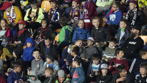 СКАНДАЛ У ПРАГУ: УЕФА послала 10.000 малишана на трибине због расизма, а они направили још већи проблем