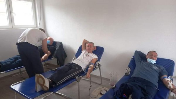 СОЛИДАН ОДЗИВ МЕШТАНА: Акција добровољног давалаштва крви у врњачком селу Руђинци
