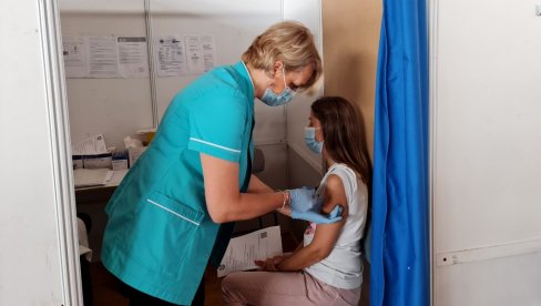 ВАЖНЕ ИНФОРМАЦИЈЕ: Батут издао упутство како, где и којом вакцином се имунизују тинејџери