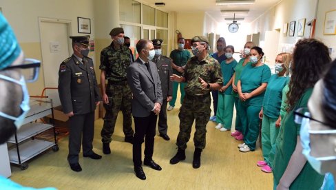 АПЕЛ ГРАЂАНИМА ДА СЕ ВАКЦИНИШУ: Министар Стефановић обишао војну ковид болницу „Карабурма“