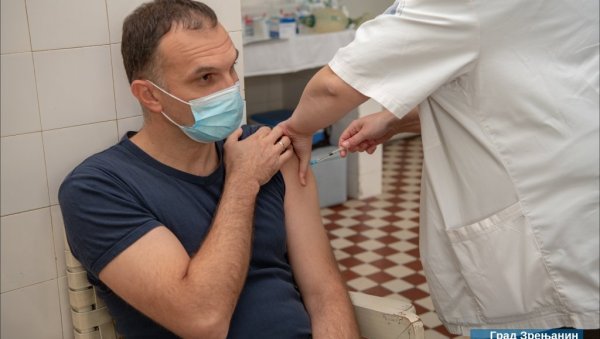 ГРАДОНАЧЕЛНИК ПОЗВАО СУГРАЂАНЕ: Симо Салапура примио трећу дозу вакцине (ФОТО)