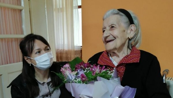 ПРЕЛЕПА ПРИЧА: Бака Радмила из Мокрина данас добила леп поклон, први такав за 95 година живота