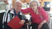 POBEDILI KORONU, PA SE VENČALI: Penzioneri Dragana i Stamenko brakom krunisali 10 godina ljubavi (FOTO)