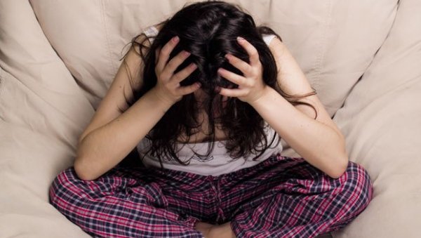 ВЕЗА МИГРЕНЕ  И НАЛЕТА ВРУЋИНЕ: Јака главобоља повезана са тежим симптомима менопаузе