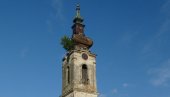 ЉУДИ СЕ КРСТЕ БРЕЗИ НА ТОРЊУ! Најављена обнова цркве у Сивцу, на чијем је врху израсло дрво
