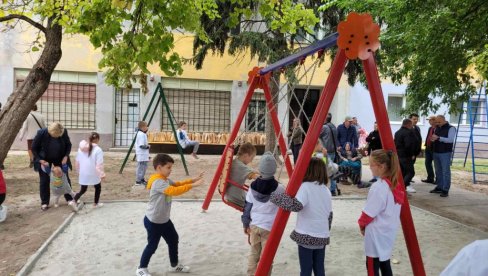 МЕСТО ЗА СТВАРАЊЕ НОВИХ УСПОМЕНА: Малишани у Пивницама код Бачке Паланке добили комбиновано игралиште