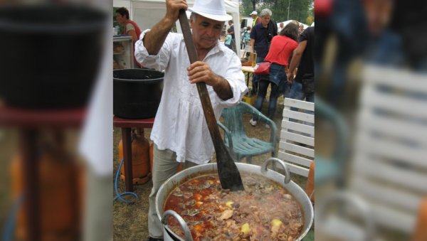 КУЛИНАРСКЕ ШПЕЦИЈЕ НА ЧЕНЕЈСКОМ САЛАШУ: Богат програм на 17. Фестивалу војвођанских фестивала - Рогаљ