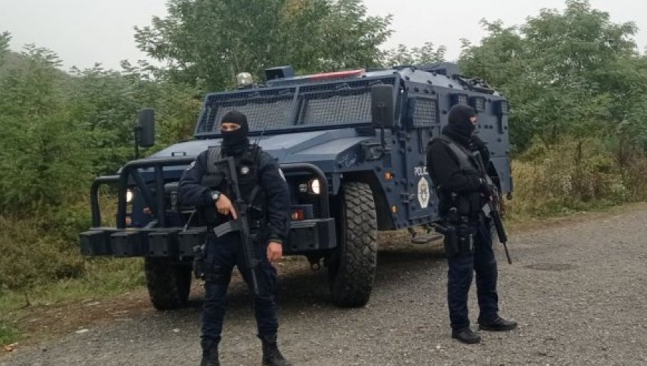 SPECIJALCI KOSOVSKE POLICIJE U BORBENOJ GOTOVOSTI: Na prelaze dopremaju vozila za razbijanje demonstracija