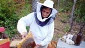 NAJTEŽE JE STIĆI DO PRVE KOŠNICE: Borika Savić iz Popovca kod Paraćina bila je među prvim ženama pčelarima još pre četvrt veka