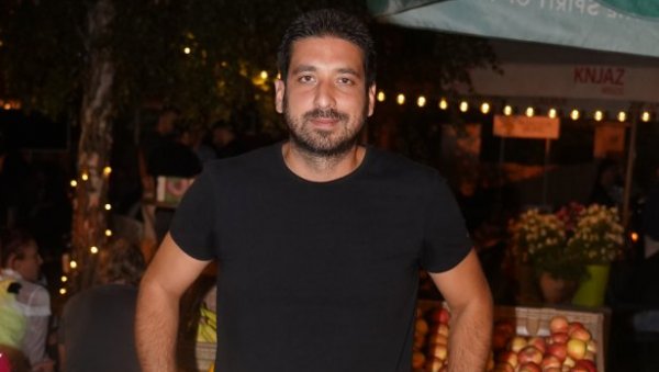 ГДЕ ЈЕ ЉУБАВ, НЕМА МРАКА: Нови сингл Банета Лалића у блуз маниру