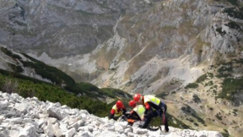 PORODICA IZ POLJSKE ZAGLAVLJENA NA DURMITORU: Pripadnici Gorske službe spasavanja u akiji