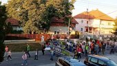 HITNO UKLONITE EKOLOŠKU BOMBU: U Temerinu organizovan i treći ulični protest građana protiv zagađenja sa farme svinja