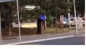 MUŠKARAC UPERIO PIŠTOLJ U POLICAJCA: Pogledajte dramatičan snimak iz Ustaničke ulice (VIDEO)