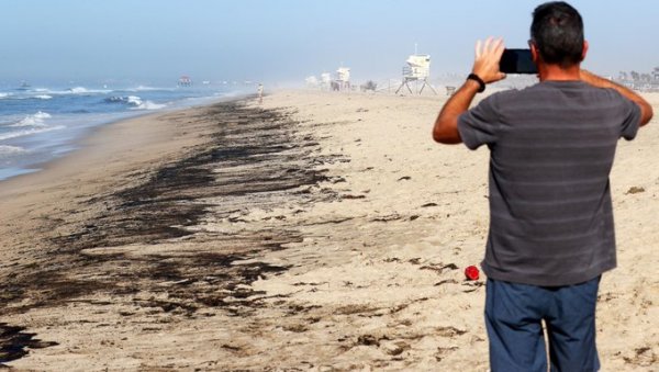 ЕКОЛОШКА КАТАСТРОФА У САД: Излила се нафта у Калифорнији,на плажама мртве птице и рибе (ФОТО)