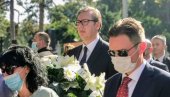 PREDSEDNIK NA SAHRANI IVANA TASOVCA: Vučić nosi veliki buket belog cveća (FOTO)