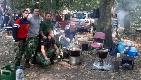 POLICAJCI UHAPSILI  I KOTLIĆE: U Zaovačkoj šumi, nedaleko od Malog Crnića, održana 14. Gulašijada