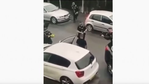POLICAJKA PUCALA U NENAORUŽANOG ČOVEKA: Naočigled prolaznika sasula nekoliko metaka u muškarca koji je izašao iz kola (VIDEO)
