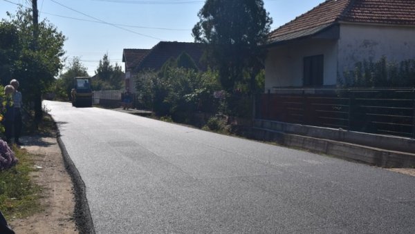 ОБНОВА ПОЛА КИЛОМЕТРА ПУТА: Уграђује се завршни слој асфалта кроз Горњи Буниброд