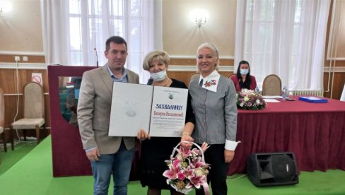 UGROŽENIMA PRUŽENA RUKA: Uz zahvalnicu Opštine u penziju ispraćena direktorka Centra za socijalni rad u Srbobranu