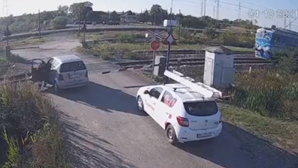 ТРАГЕДИЈА ИЗБЕГНУТА ЗА ДЛАКУ: Возач у Вреоцима кренуо да пређе пружни прелаз пред захукталим возом (ВИДЕО)