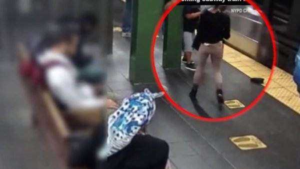 (УЗНЕМИРУЈУЋИ ВИДЕО) Жена манијак гурнула случајну пролазницу под воз