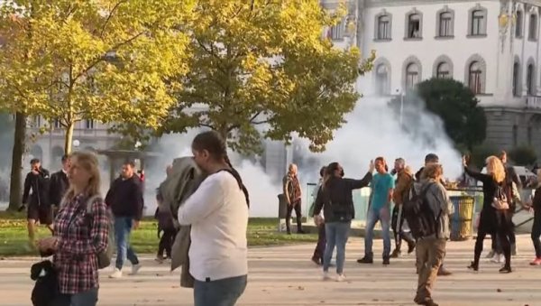 ОПЕТ ХАОС У ЉУБЉАНИ: Десет хиљада људи на улицама, блокиран центар, полиција употребила сузавац и водене топове! (ВИДЕО)
