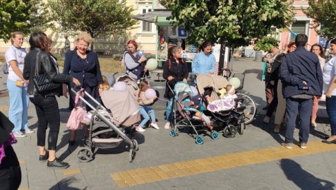 MAME I BEBE U KOLICIMA: Šetnjom u centru Zenjanina pokazuju značaj dojenja (FOTO)
