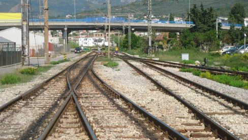 POVREĐEN DOK JE POPRAVLJAO LOKOMOTIVU: Incident u blizini železničke stanice u Baru