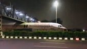 HIT NA INTERNETU: Avion se zaglavio ispod nadvožnjaka u Indiji, svi se pitaju kako (FOTO/VIDEO)