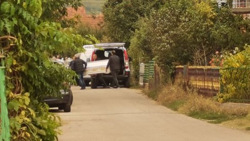 POTRESAN SNIMAK: Tela Đokića dopremljena u kuću Goranove majke, bolni krici  i jauci odzvanjaju ulicom (VIDEO)
