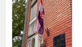SKANDAL U NOVOM SADU: Umesto srpske vijori se hrvatska zastava, otvorena vrata MZ Liman (VIDEO)