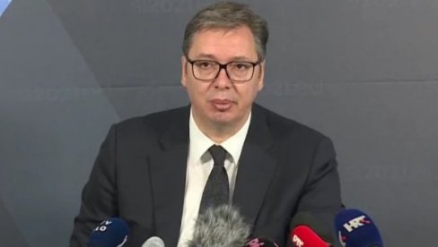 POSLEDNJI POZDRAV DRUGU I SABORCU: Predsednik Vučić se oprostio od Stevana Đokića (FOTO)