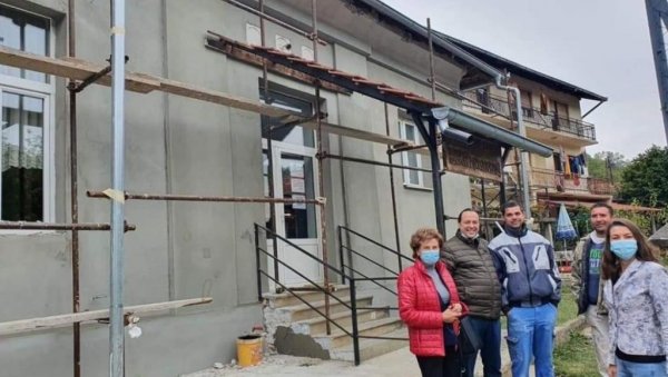 ДА ДЕЦА ИМАЈУ ЛЕПШЕ УСЛОВЕ ЗА ШКОЛОВАЊЕ: Мештани села Мијајловац прикупили новац за реконструкцију фасаде школе