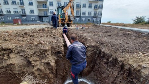 UREĐUJU IZBEGLIČKO NASELJE U VRŠCU: Počela izgradnja atmosferske kanalizacije u Užičkoj
