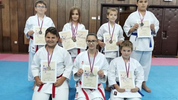 ЗА МЛАДЕ КАРАТИСТЕ 25 МЕДАЉА: КК „Агробанат“ из Пландишта поносан на своје чланове