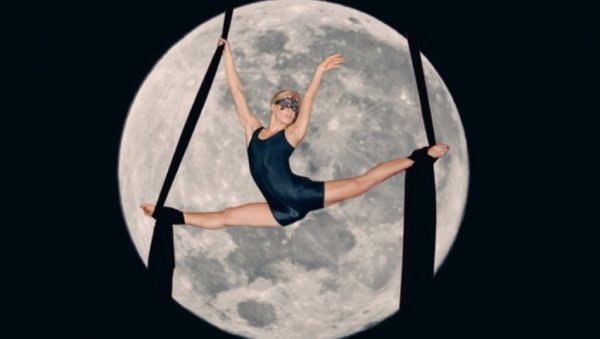 АНА ПЛЕШЕ ДЕВЕТ МЕТАРА ИЗНАД ЗЕМЉЕ: Млада Крушевљанка освојила сцене широм света изводећи на свили балетске, гимнастичке и акробатске тачке