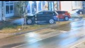 SNIMAK PALJENJA AUTOMOBILA U NOVOM SADU: Muškarac poliva benzinom vozila i pali ih, pa beži (VIDEO)