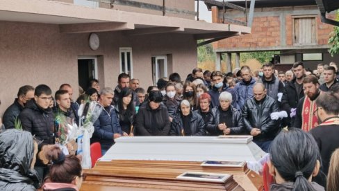 POTRESAN PRIZOR U ALEKSINCU: Lidijino telo u belom kovčegu, pored sanduci sa posmrtnim ostacima njenih roditelja (FOTO)