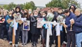 МОРАВА ЈЕ ПОЦРВЕНЕЛА ОД СТИДА: Алексинац је утонуо у тишину - Потресни говор на сахрани породице Ђокић расплакао све (ФОТО)