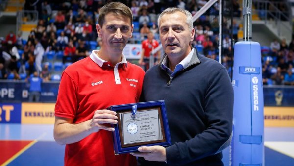 ТРОФЕЈ НА ПРИЗНАЊЕ Слободан БошканН, стратег Војводине, најбољљи одбојкашки тренер у Србији