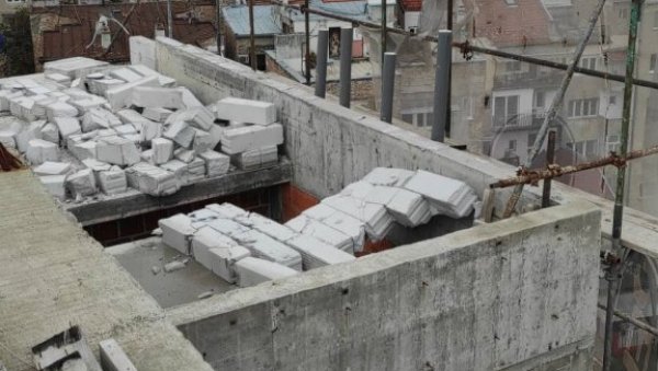 УКЛОЊЕН ЗИД СКЛОН ПАДУ: Дивље градилиште у Албанске споменице 26 на Палилули замало угрозило суседну кућу и безбедност пролазника
