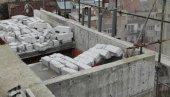UKLONJEN ZID SKLON PADU: Divlje gradilište u Albanske spomenice 26 na Paliluli zamalo ugrozilo susednu kuću i bezbednost prolaznika