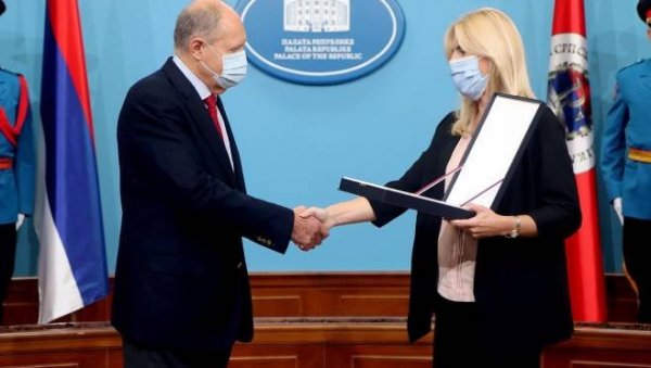 РУСКИ ДОКТОРИ У ПОСЕТИ КОЛЕГАМА ДА УКЦ РС: Председница Цвијановић одликовала доктора Владимира Моисејенка