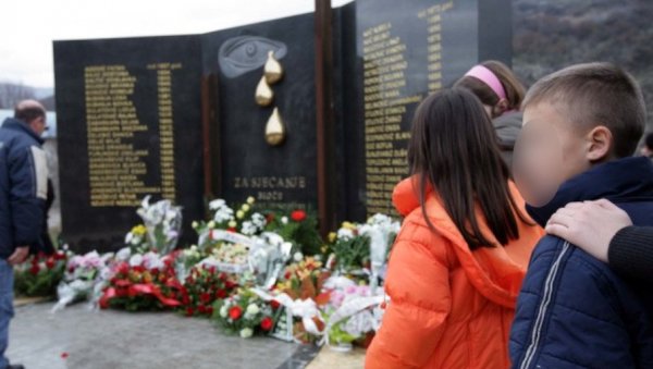 УКРАДЕНЕ СУЗЕ БИОЧА: Срамна крађа - оскрнављен споменик страдалима у највећој железничкој трагедији у Црној Гори (ФОТО)