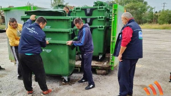 20 КОНТЕЈНЕРА НА ПОКЛОН: Пријатељска донација за потребе мештана општине Сечањ