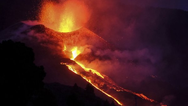 СТРАХОВИТА ЕРУПЦИЈА: Вулкан Кумбра избацује блокове лаве величине троспратнице (ФОТО)