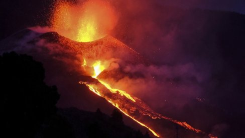 STRAHOVITA ERUPCIJA: Vulkan Kumbra izbacuje blokove lave veličine trospratnice (FOTO)
