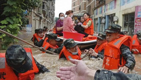 POPLAVE U KINI: Helikopteri spasilačkih službi nadleću ovu oblast u potrazi za ugroženima