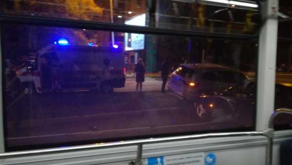 САОБРАЋАЈНА НЕСРЕЋА:  Судар аутомобила на Чукарици, блокирана Улица маршала Толбухина